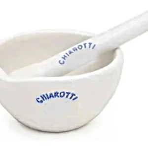 Mortero de porcelana con mano