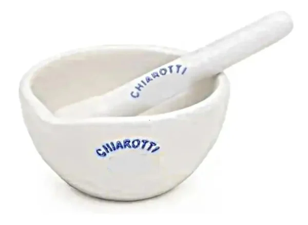 Mortero de porcelana con mano
